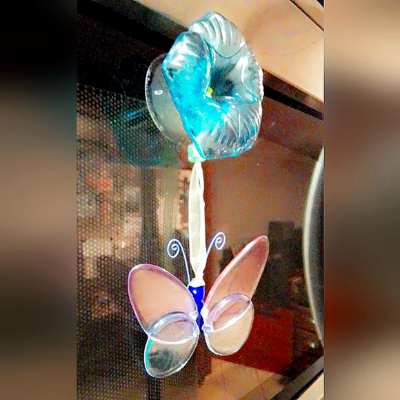 Avon "In The Garden" Suncatcher (Flower and Butterfly) - Picture 2 of 7